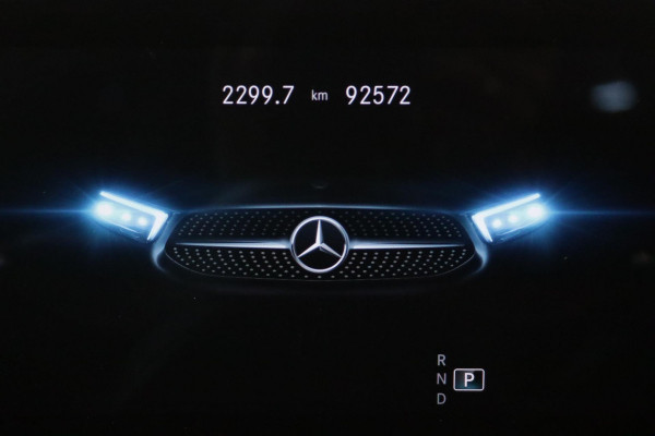 Mercedes-Benz CLA-Klasse 200 Business Solution AMG Automaat (SFEERVERLICHTING, PANO, NAVI, PDC, CAMERA, NL-AUTO, GOED ONDERHOUD)