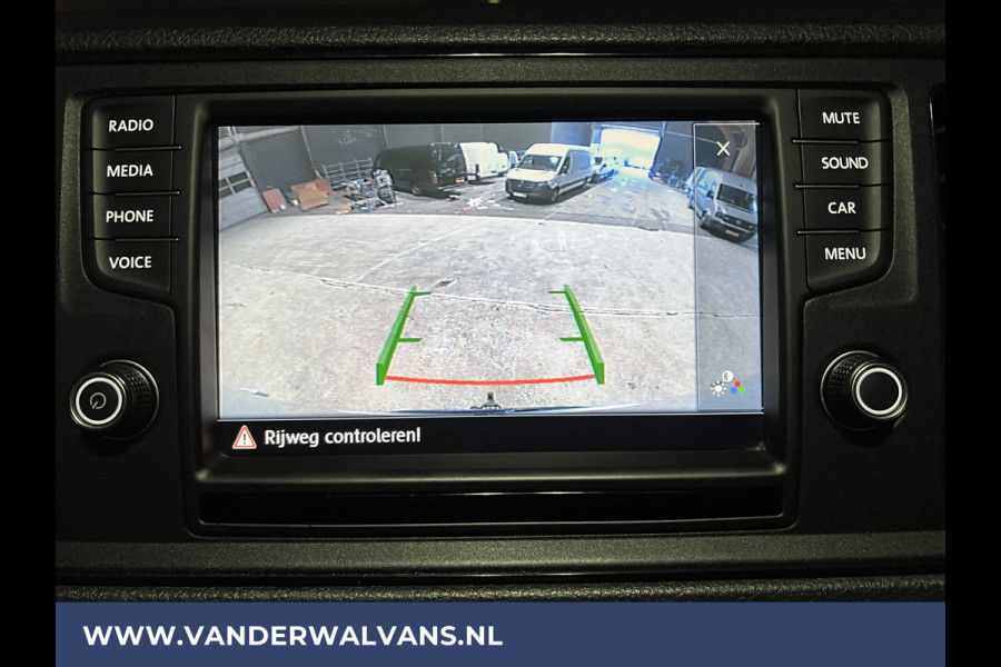 Volkswagen Crafter 2.0 TDI 140pk L3H3 L2H2 Achterwiel aandrijving Euro6 Airco | Camera | 3000kg Trekhaak | Apple Carplay Android Auto, Bijrijdersbank