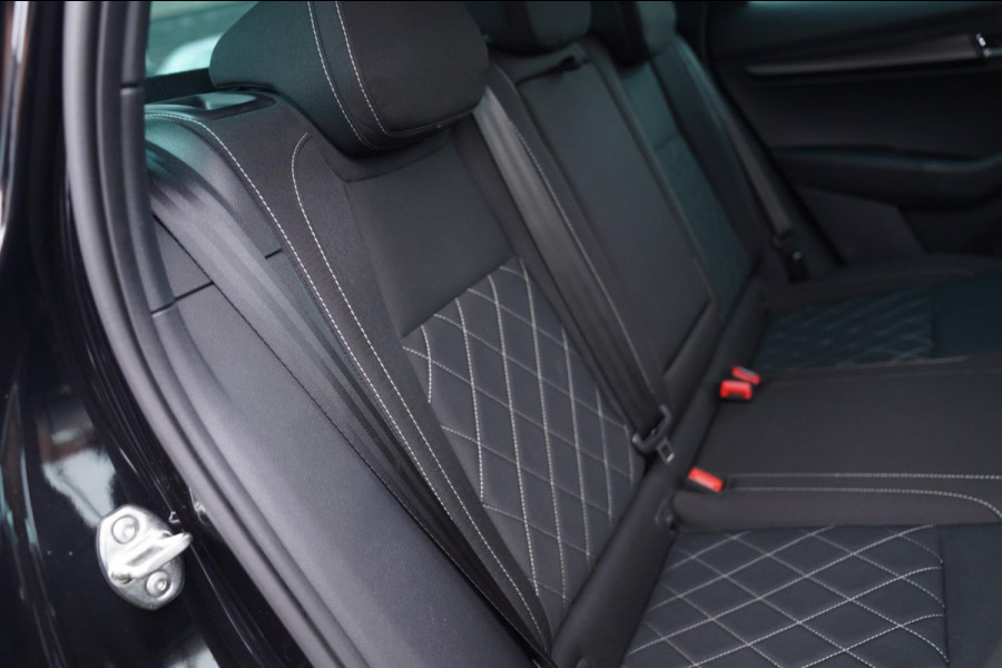 Škoda Karoq 1.5 TSI ACT Sportline Business | Kuipstoelen | Automaat | 19 inch | BTW Auto | ACC | Navigatie | Zwarte Hemel | Sport