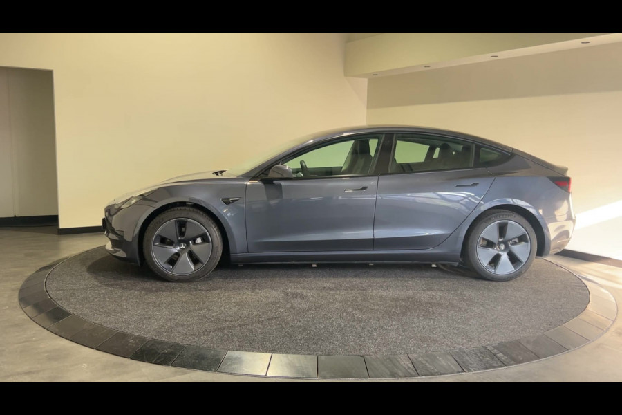 Tesla Model 3 Standard RWD Plus 60 kWh | Lage km stand | Panoramadak Deze maand gratis laadpas met € 500,- laad tegoed!