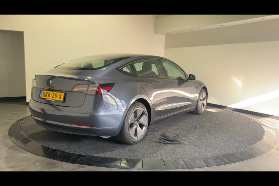 Tesla Model 3 Standard RWD Plus 60 kWh | Lage km stand | Panoramadak Deze maand gratis laadpas met € 500,- laad tegoed!