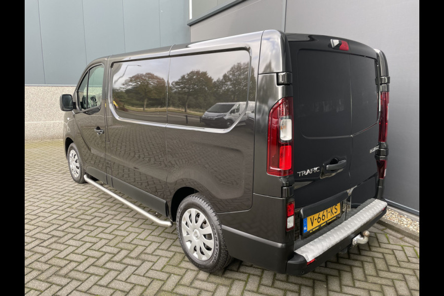 Renault Trafic 1.6 dCi T29 L2H1 Luxe Energy Airco - Cruise control - ParkS-A - Navi - Radio/USB/AUX/TEL/Bluetooth MFL-Stuurwiel - ML - LMV - Trekhaak - CD+AB - Ramen E-VZ - Spiegels E-V+VW - B-Stoel IHV - RS - HSA - B-Assist - 2 zitpl. RV - Zijwand Bet. - Zijschuifd.R - Laadvloer - Tussenschot V - Sidepi