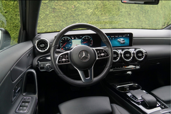 Mercedes-Benz A-Klasse A 180 Luxury 100% Dealeronderhouden | Widescreen MBUX Camera LED