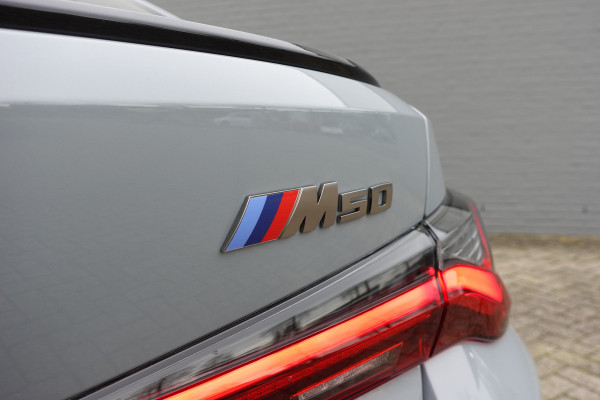 BMW i4 M50 High Executive 84 kWh | SCHUIF/ KANTEL- DAK | HARMAN KARDON AUDIO | TREKHAAK | VOL- OPTIES!