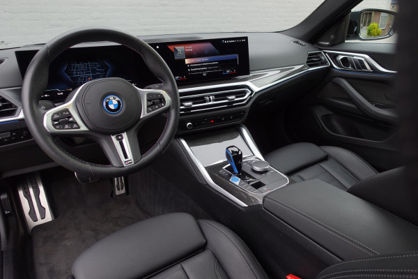 BMW i4 M50 High Executive 84 kWh | SCHUIF/ KANTEL- DAK | HARMAN KARDON AUDIO | TREKHAAK | VOL- OPTIES!