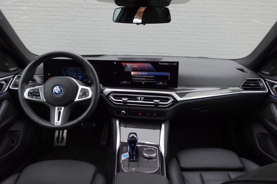 BMW i4 M50 High Executive 84 kWh | SCHUIF/ KANTEL- DAK | HARMAN KARDON AUDIO | TREKHAAK | VOL- OPTIES!