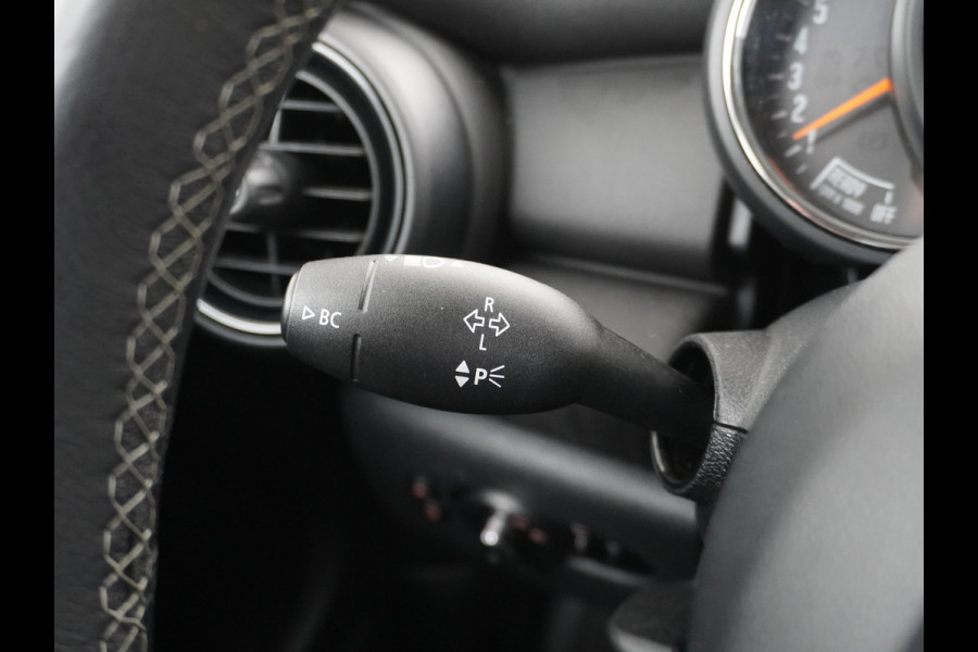 MINI Mini AUTOMAAT T102PK One Pepper Dual-Ecc Multi-Media-vb. Stoelverwarming Pdc-a Lmv Multifunctioneel stuurwiel met cruise control ASRBluetooth Chroomline ESP Mistlampen Voetgangersbescherm Bluetooth handsfree kit met USB audio interface Leder stuurwiel EBD Buitenspiegels- elektrisch verstel- en verwarmbaar EURO6