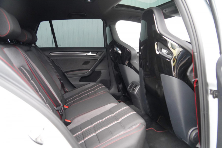 Volkswagen Golf 2.0 TSI GTI Clubsport / Schaalstoelen / 69dkm NAP / NL-Auto / Dynaudio / Camera / ACC