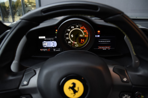 Ferrari 488 3.9 GTB HELE ORIGINEEL NEDERLANDS | CAPRISTO UITLAAT  | ACHTERUITRIJCAMERA | LIFTING SYSTEEM | APPLE CARPLAY | BUMPY ROAD | SUBWOOFER |