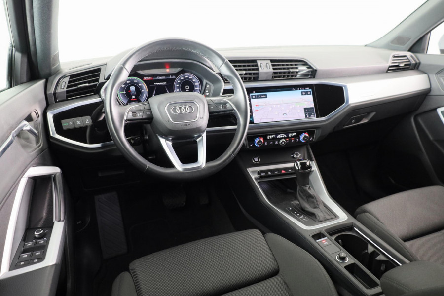 Audi Q3 Sportback 45 TFSI e S-Line 245 pk S-tronic | Speciale RS kleur Nardogrijs | Parkeersensoren | Adaptieve cruise control | Stoelverwarming | S-Line | Navigatie