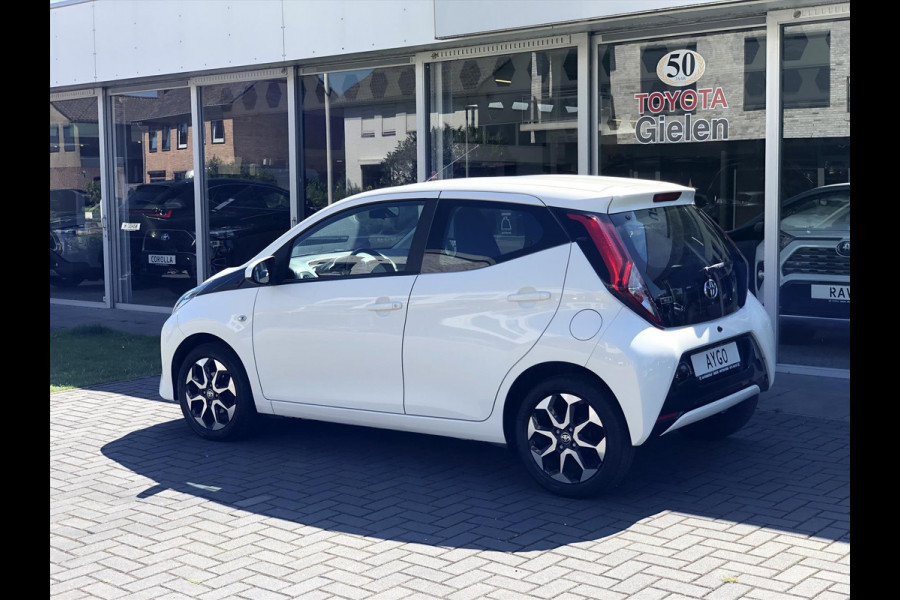 Toyota Aygo 1.0 VVT-i x-joy | Apple CarPlay/Android Auto, lichtmetalen velgen, Airconditioning, In hoogte verstelbare stoel, Parkeercamera