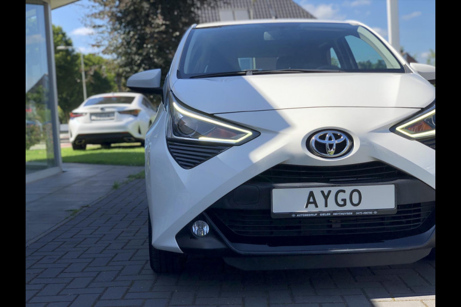 Toyota Aygo 1.0 VVT-i x-joy | Apple CarPlay/Android Auto, lichtmetalen velgen, Airconditioning, In hoogte verstelbare stoel, Parkeercamera