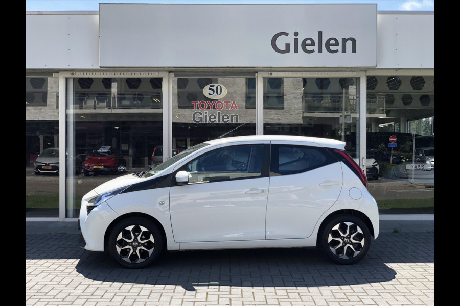 Toyota Aygo 1.0 VVT-i x-joy | Apple CarPlay/Android Auto, lichtmetalen velgen, Airconditioning, In hoogte verstelbare stoel, Parkeercamera