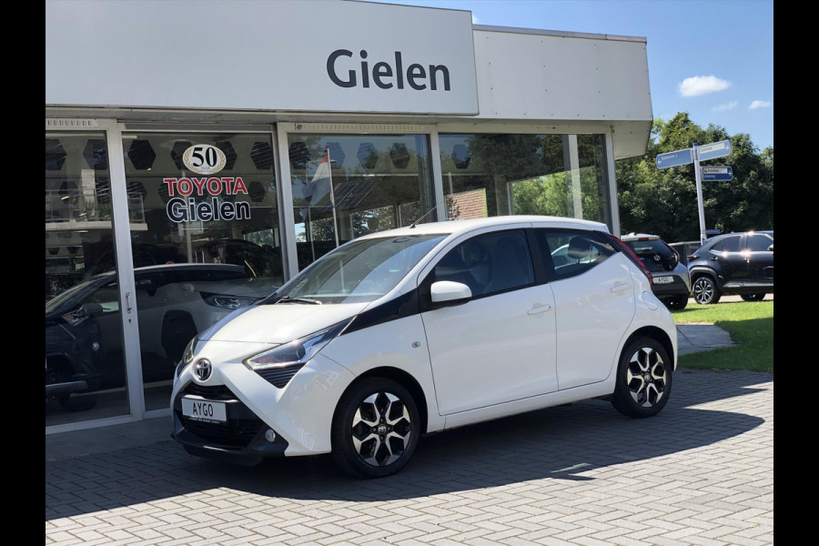 Toyota Aygo 1.0 VVT-i x-joy | Apple CarPlay/Android Auto, lichtmetalen velgen, Airconditioning, In hoogte verstelbare stoel, Parkeercamera