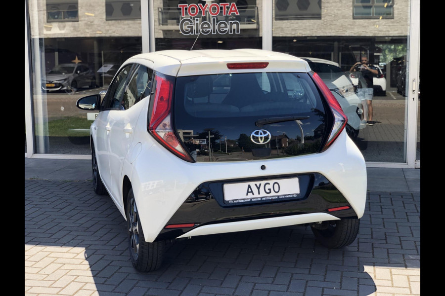 Toyota Aygo 1.0 VVT-i x-joy | Apple CarPlay/Android Auto, lichtmetalen velgen, Airconditioning, In hoogte verstelbare stoel, Parkeercamera