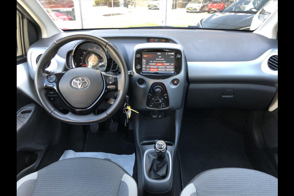 Toyota Aygo 1.0 VVT-i x-joy | Apple CarPlay/Android Auto, lichtmetalen velgen, Airconditioning, In hoogte verstelbare stoel, Parkeercamera