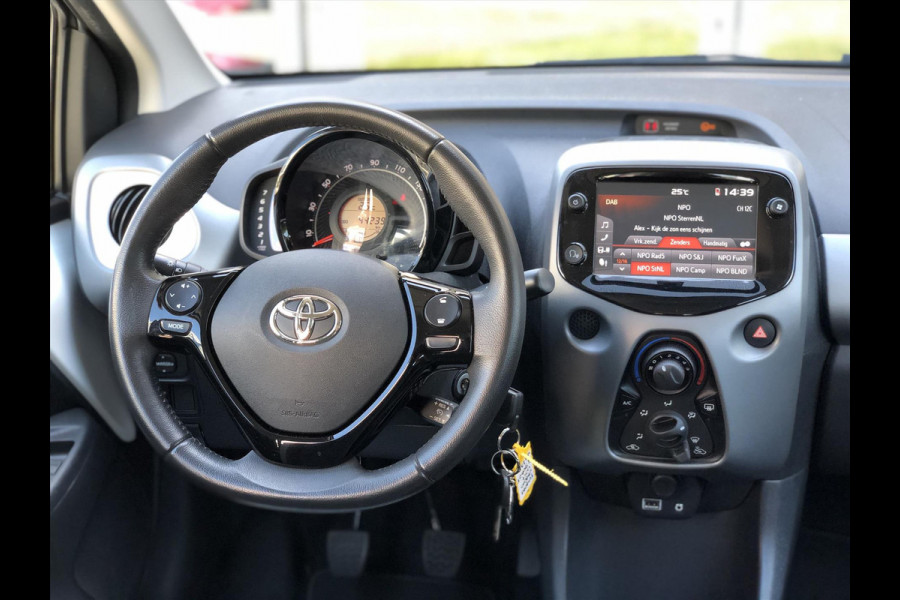 Toyota Aygo 1.0 VVT-i x-joy | Apple CarPlay/Android Auto, lichtmetalen velgen, Airconditioning, In hoogte verstelbare stoel, Parkeercamera