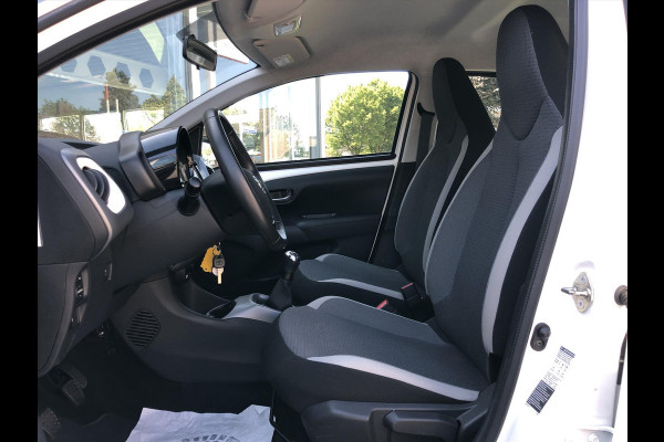 Toyota Aygo 1.0 VVT-i x-joy | Apple CarPlay/Android Auto, lichtmetalen velgen, Airconditioning, In hoogte verstelbare stoel, Parkeercamera