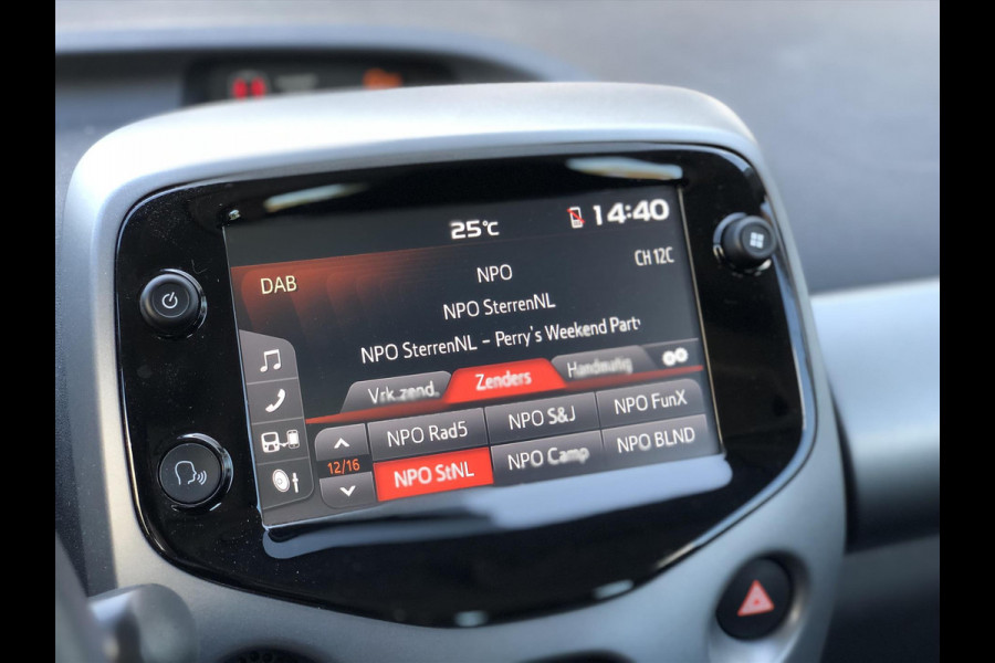 Toyota Aygo 1.0 VVT-i x-joy | Apple CarPlay/Android Auto, lichtmetalen velgen, Airconditioning, In hoogte verstelbare stoel, Parkeercamera