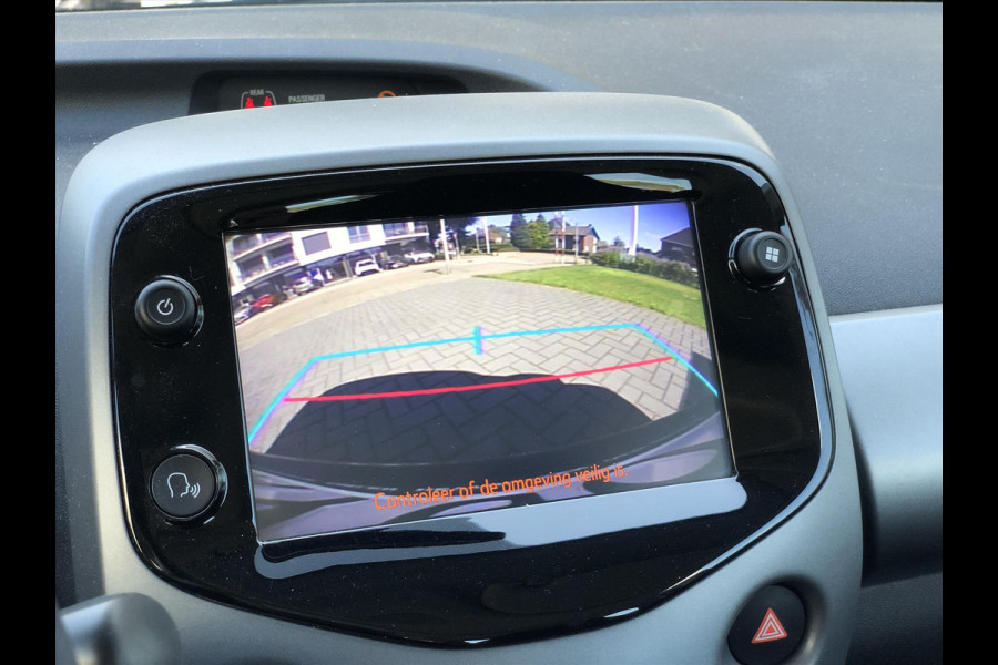 Toyota Aygo 1.0 VVT-i x-joy | Apple CarPlay/Android Auto, lichtmetalen velgen, Airconditioning, In hoogte verstelbare stoel, Parkeercamera