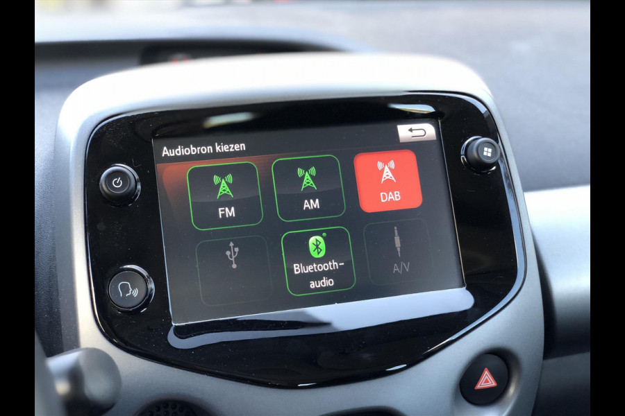 Toyota Aygo 1.0 VVT-i x-joy | Apple CarPlay/Android Auto, lichtmetalen velgen, Airconditioning, In hoogte verstelbare stoel, Parkeercamera