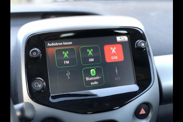 Toyota Aygo 1.0 VVT-i x-joy | Apple CarPlay/Android Auto, lichtmetalen velgen, Airconditioning, In hoogte verstelbare stoel, Parkeercamera