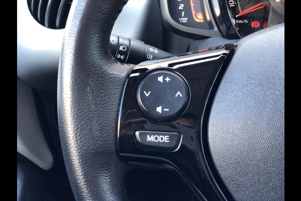 Toyota Aygo 1.0 VVT-i x-joy | Apple CarPlay/Android Auto, lichtmetalen velgen, Airconditioning, In hoogte verstelbare stoel, Parkeercamera