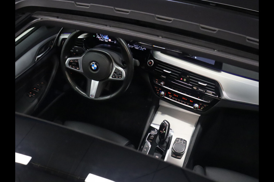 BMW 5 Serie 530e iPerformance eDrive M Pakket [SCHUIFKANTELDAK, DIGITAL DASH, CAMERA, ELEC STOELEN, APPLE CARPLAY, VOL LEDER, HEAD UP,  ADAPTIVE CRUISE, STOELVERWARMING, NIEUWSTAAT]