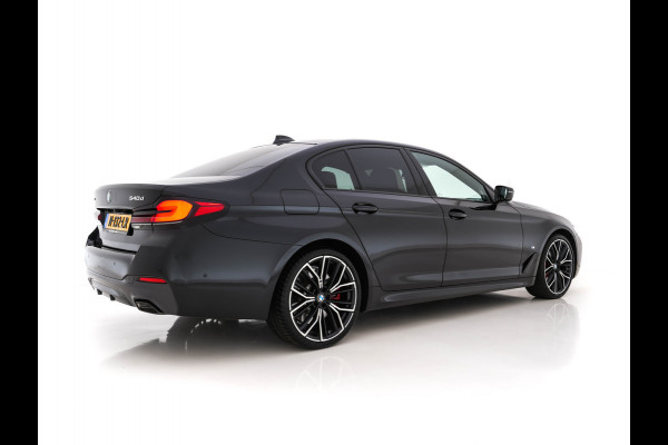 BMW 5 Serie 540d xDrive High Executive M-Sportpack Aut. *PANO | DAKOTA-FULL-LEATHER | LASER-LIGHT | SOFT-CLOSE | HEAD-UP | ADAPT.CRUISE | M-SPORTSEATS | HARMAN/KARDON-SURROUND | SURROUND-VIEW | SHIFT-PADDLES | MEMORY-PACK | DIGI-COCKPIT | 20"