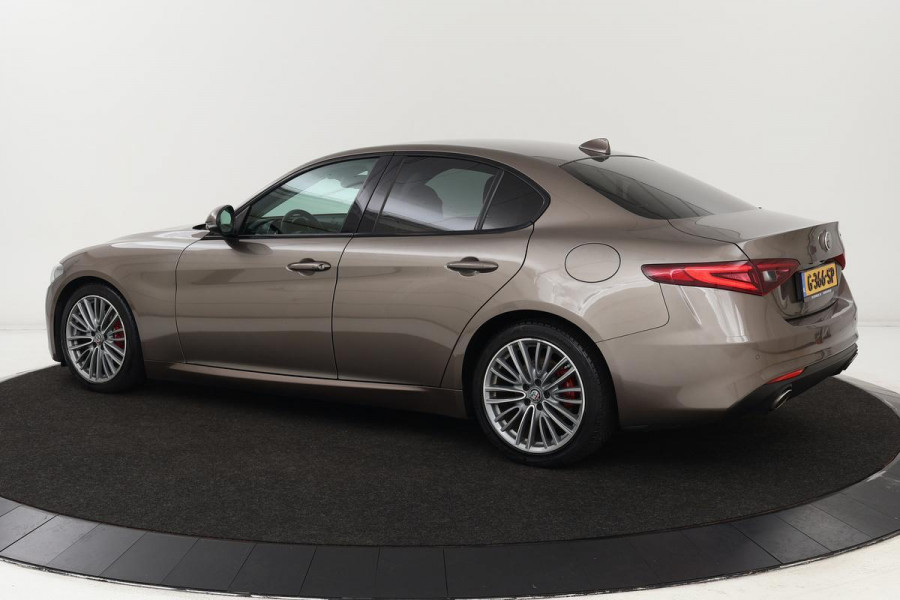 Alfa Romeo Giulia 2.2 Super | Xenon | Stoel & Stuurverwarming | Camera | Memory | Keyless | PDC | Half leder | Bluetooth