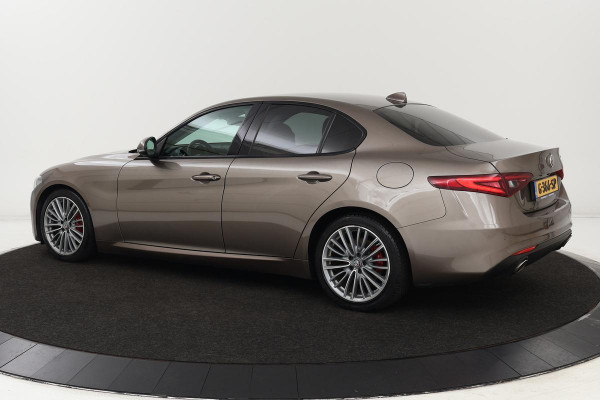 Alfa Romeo Giulia 2.2 Super | Xenon | Stoel & Stuurverwarming | Camera | Memory | Keyless | PDC | Half leder | Bluetooth