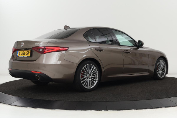 Alfa Romeo Giulia 2.2 Super | Xenon | Stoel & Stuurverwarming | Camera | Memory | Keyless | PDC | Half leder | Bluetooth