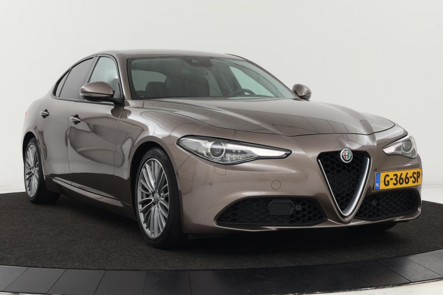 Alfa Romeo Giulia 2.2 Super | Xenon | Stoel & Stuurverwarming | Camera | Memory | Keyless | PDC | Half leder | Bluetooth