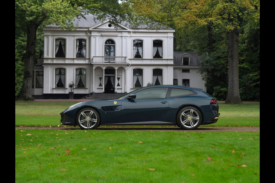 Ferrari GTC4 6.3 V12 Lusso | Atelier Car | Full spec! | Blu Ahrabian | Pano-dak | Lift | 360 cam | CarPlay