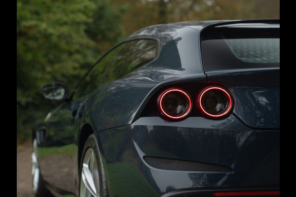 Ferrari GTC4 6.3 V12 Lusso | Atelier Car | Full spec! | Blu Ahrabian | Pano-dak | Lift | 360 cam | CarPlay