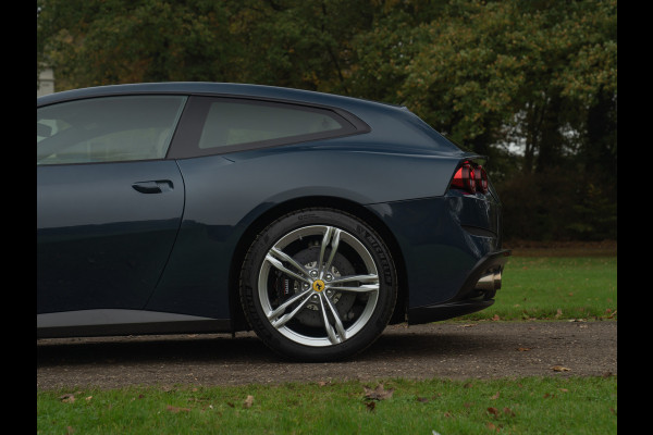 Ferrari GTC4 6.3 V12 Lusso | Atelier Car | Full spec! | Blu Ahrabian | Pano-dak | Lift | 360 cam | CarPlay