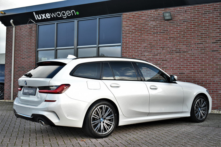 BMW 3 Serie Touring 330e M-Sport Trekh ACC Camera Parelmoer-wit