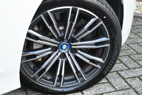 BMW 3 Serie Touring 330e M-Sport Trekh ACC Camera Parelmoer-wit