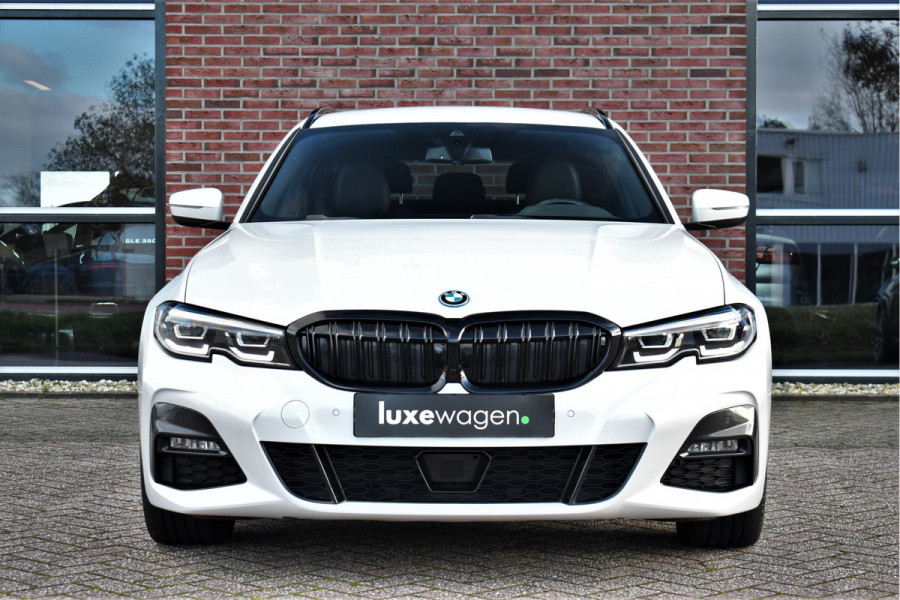 BMW 3 Serie Touring 330e M-Sport Trekh ACC Camera Parelmoer-wit