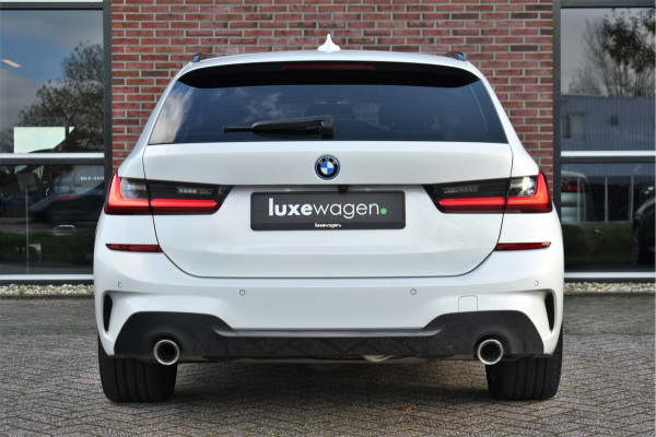 BMW 3 Serie Touring 330e M-Sport Trekh ACC Camera Parelmoer-wit