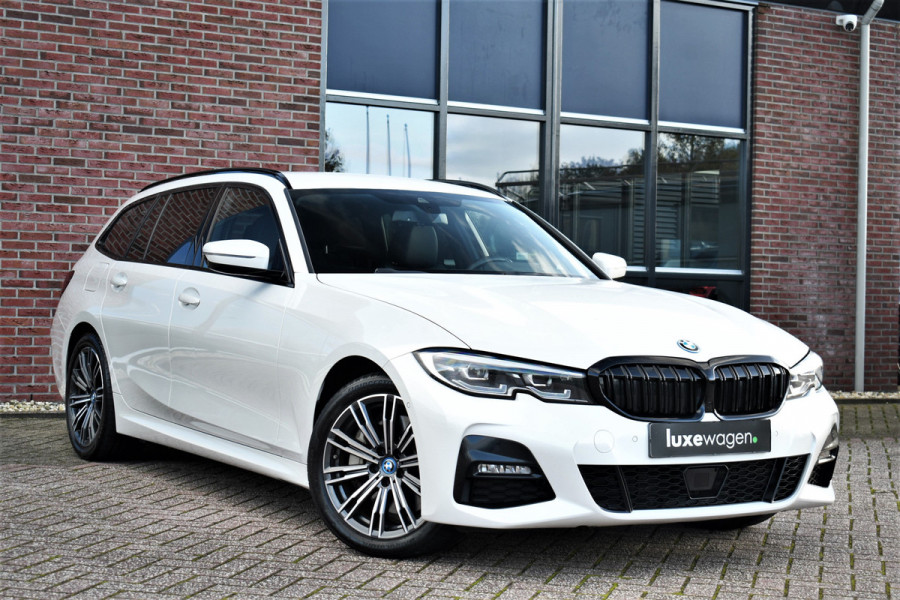 BMW 3 Serie Touring 330e M-Sport Trekh ACC Camera Parelmoer-wit