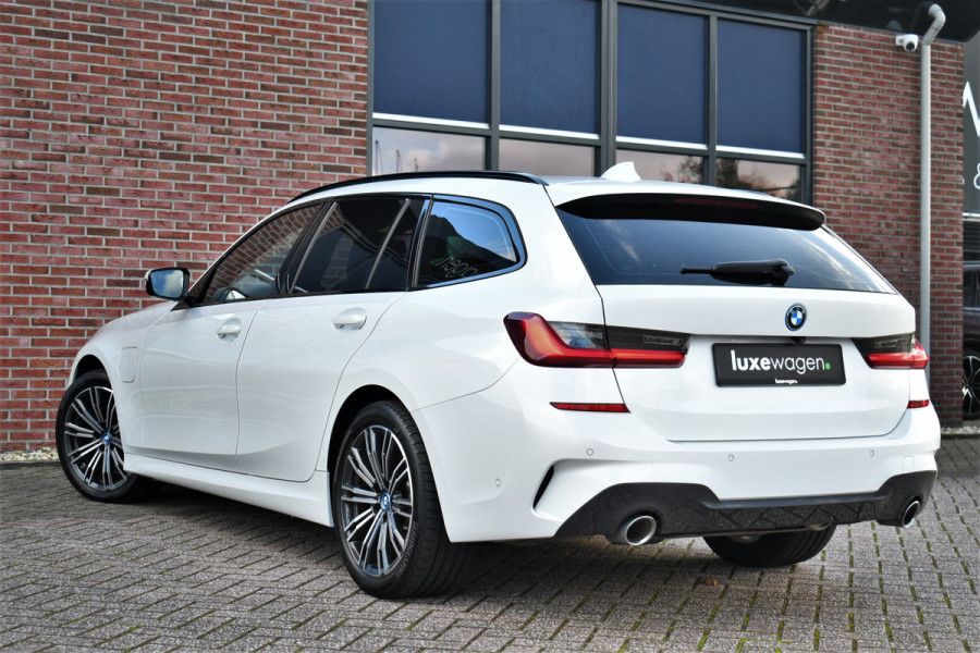 BMW 3 Serie Touring 330e M-Sport Trekh ACC Camera Parelmoer-wit