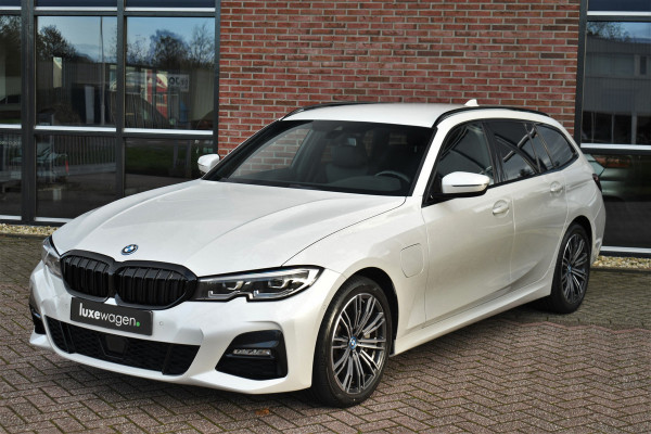 BMW 3 Serie Touring 330e M-Sport Trekh ACC Camera Parelmoer-wit