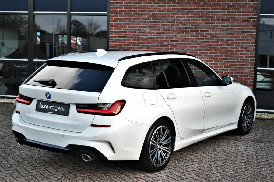 BMW 3 Serie Touring 330e M-Sport Trekh ACC Camera Parelmoer-wit