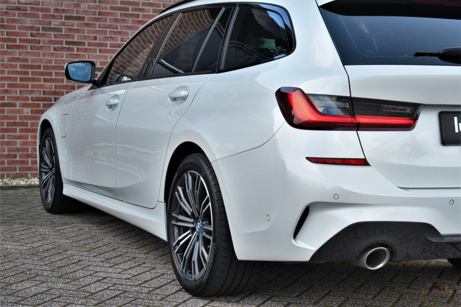 BMW 3 Serie Touring 330e M-Sport Trekh ACC Camera Parelmoer-wit