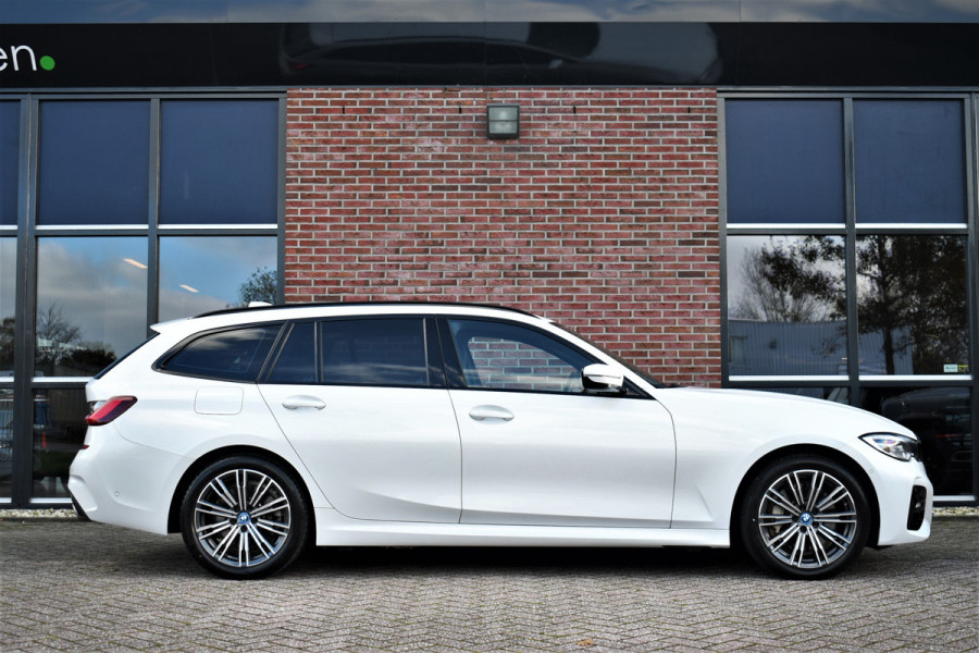 BMW 3 Serie Touring 330e M-Sport Trekh ACC Camera Parelmoer-wit