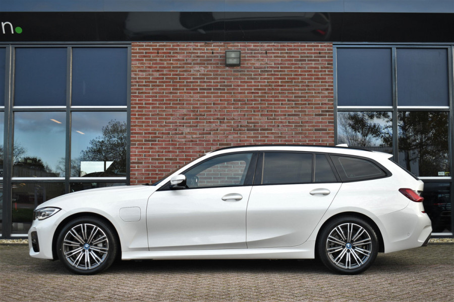 BMW 3 Serie Touring 330e M-Sport Trekh ACC Camera Parelmoer-wit