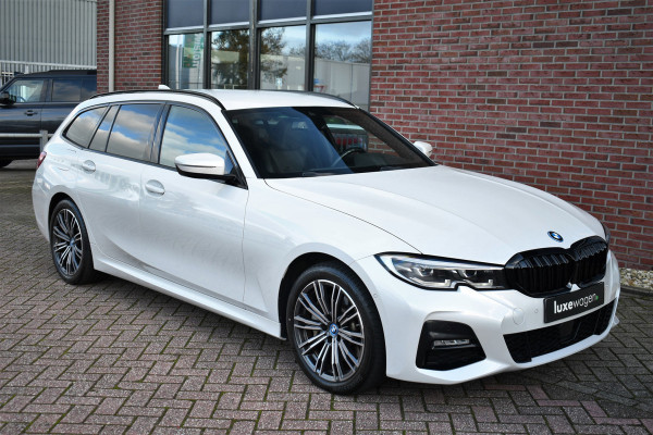 BMW 3 Serie Touring 330e M-Sport Trekh ACC Camera Parelmoer-wit