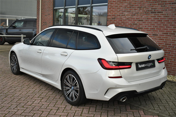 BMW 3 Serie Touring 330e M-Sport Trekh ACC Camera Parelmoer-wit