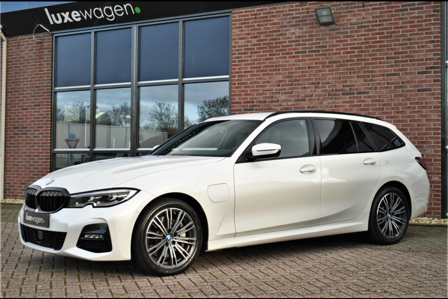 BMW 3 Serie Touring 330e M-Sport Trekh ACC Camera Parelmoer-wit